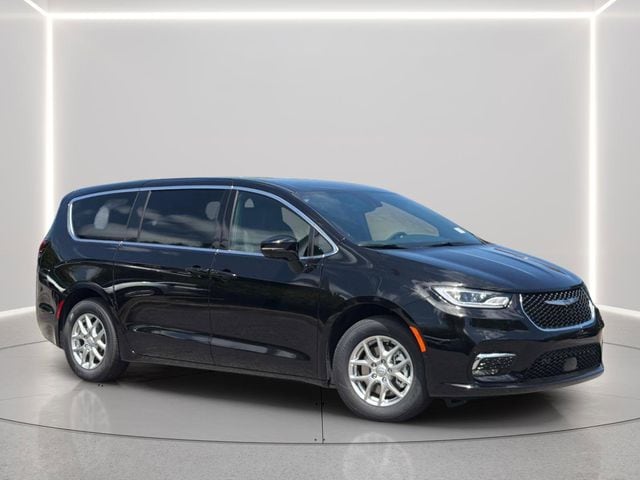 2026 Chrysler Pacifica Select's photo