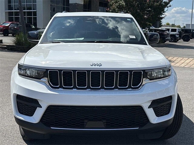 2025 Jeep Grand Cherokee Laredo Altitude photo 2