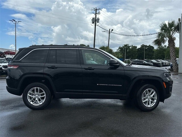 2025 Jeep Grand Cherokee Laredo Altitude photo 3