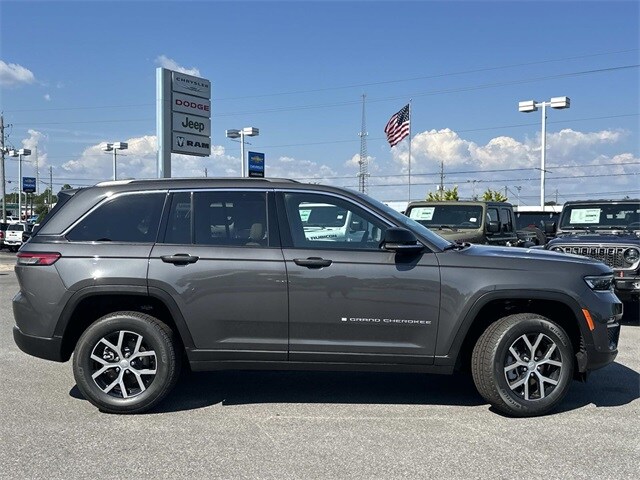 2025 Jeep Grand Cherokee Limited photo 2