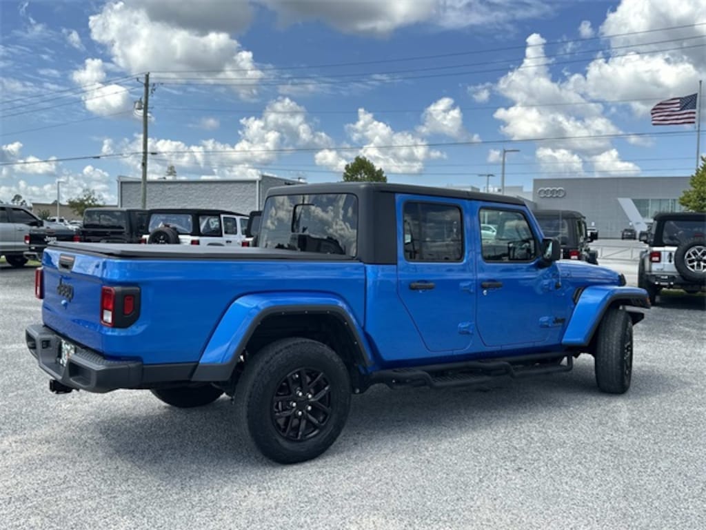 Used 2022 Jeep Gladiator Altitude Truck