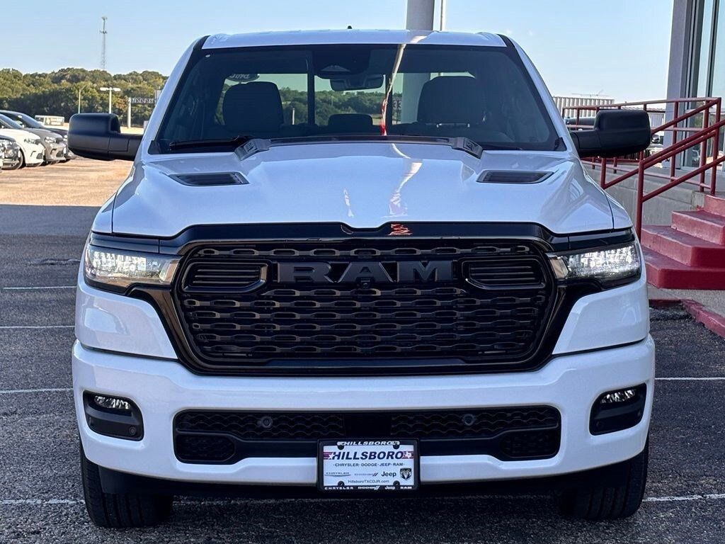 New 2026 Ram 1500 EXPRESS CREW CAB 4X4 5'7 BOX Pickup