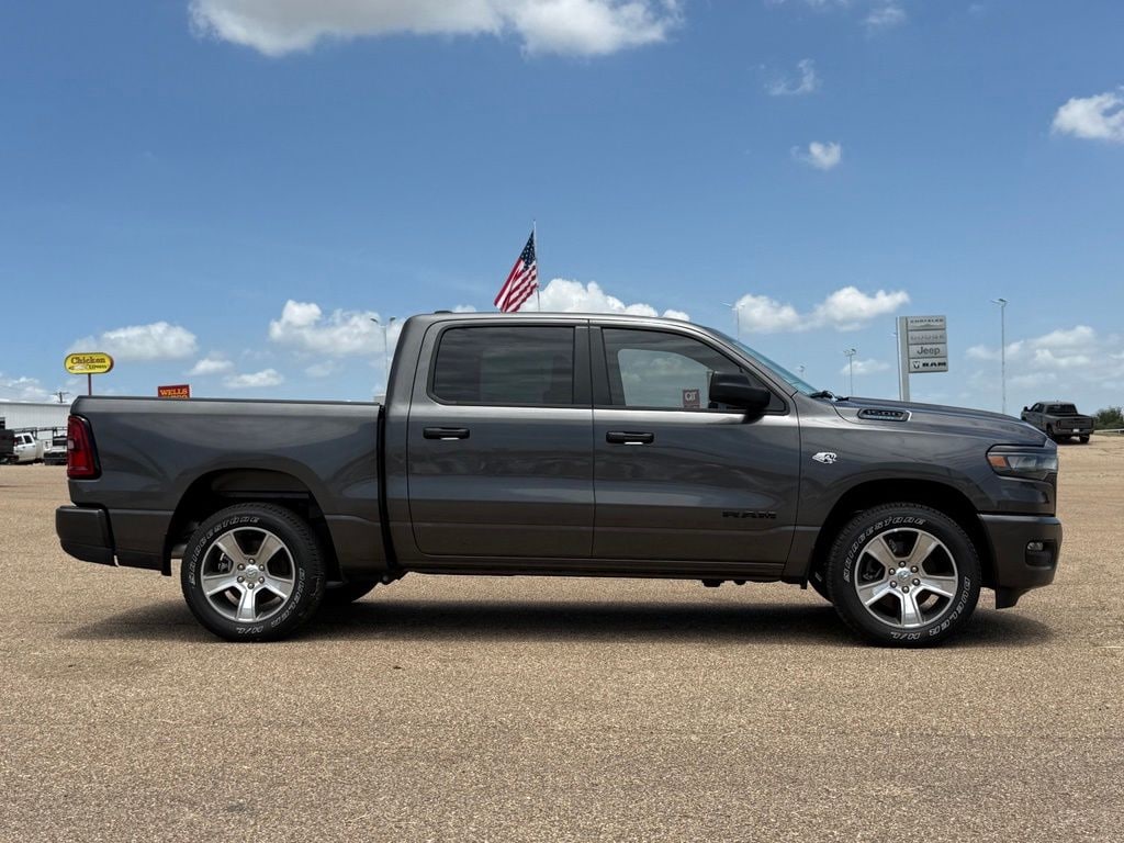 New 2026 Ram 1500 EXPRESS CREW CAB 4X2 5'7 BOX Pickup