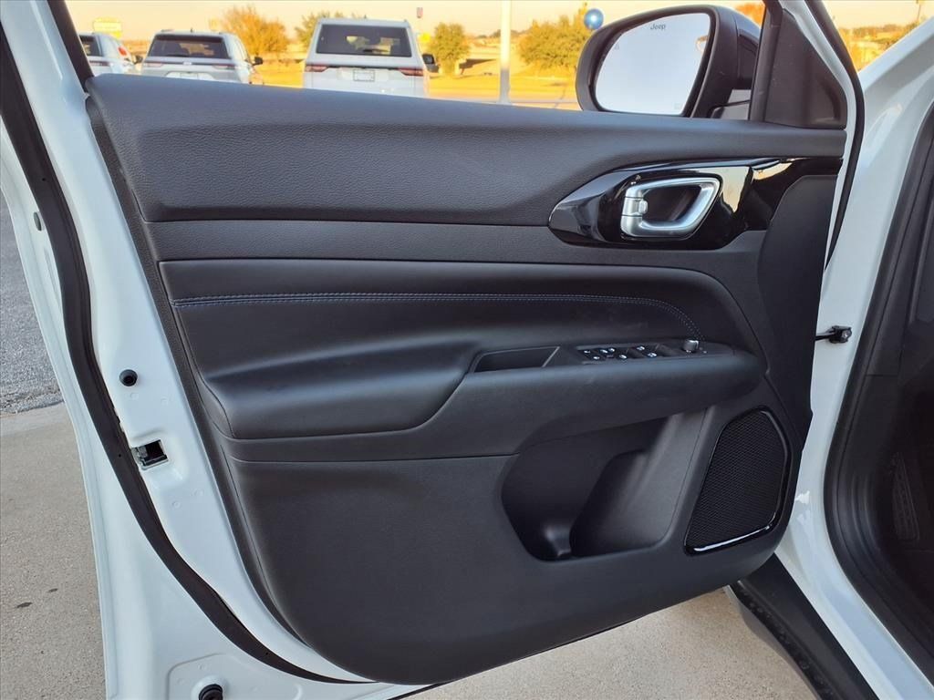 2026 Jeep Compass Latitude Altitude - Photo 11