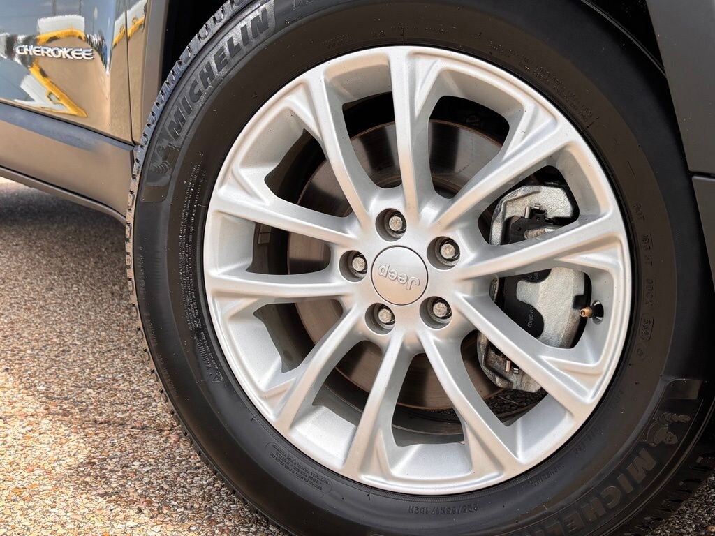 Used 2021 Jeep Cherokee Latitude SUV