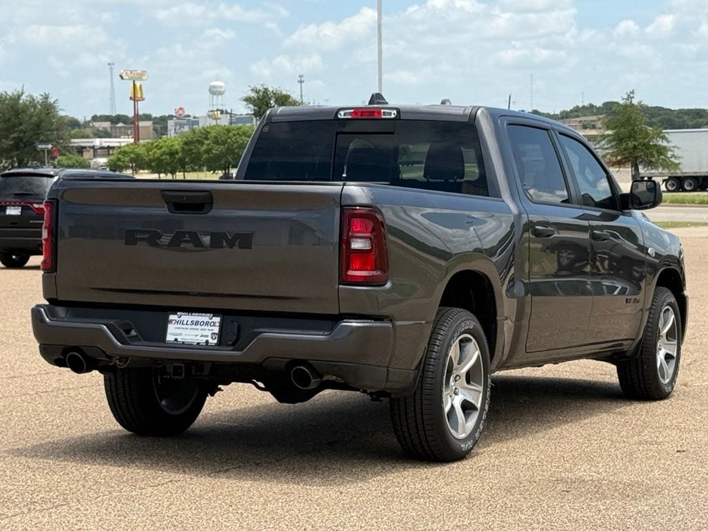 New 2026 Ram 1500 EXPRESS CREW CAB 4X2 5'7 BOX Pickup