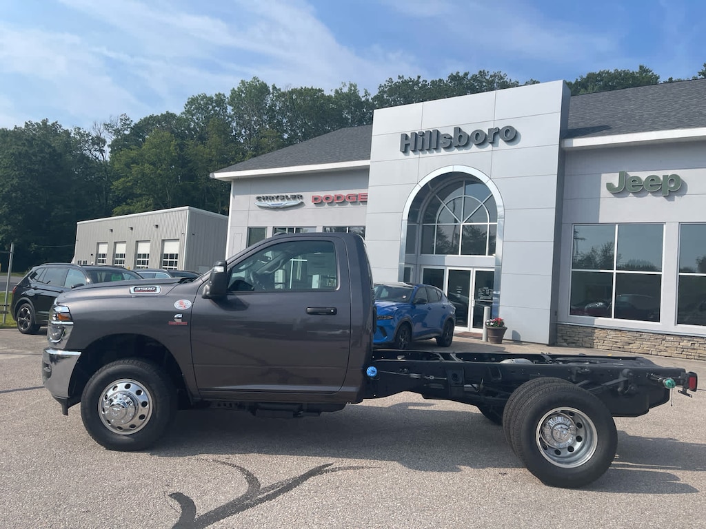 New 2025 Ram 3500 Chassis Cab 3500 TRADESMAN CHASSIS REGULAR CAB 4X4 60' CA Pickup