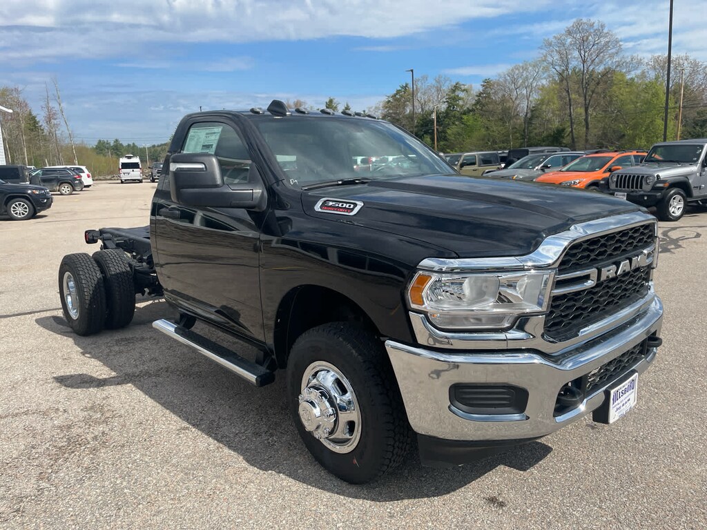 New 2024 Ram 3500 Chassis Cab 3500 TRADESMAN CHASSIS REGULAR CAB 4X4 60' CA Pickup
