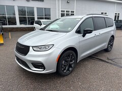 2026 Chrysler Pacifica Select Passenger Van