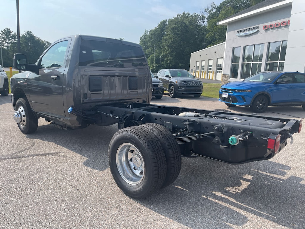 New 2025 Ram 3500 Chassis Cab 3500 TRADESMAN CHASSIS REGULAR CAB 4X4 60' CA Pickup