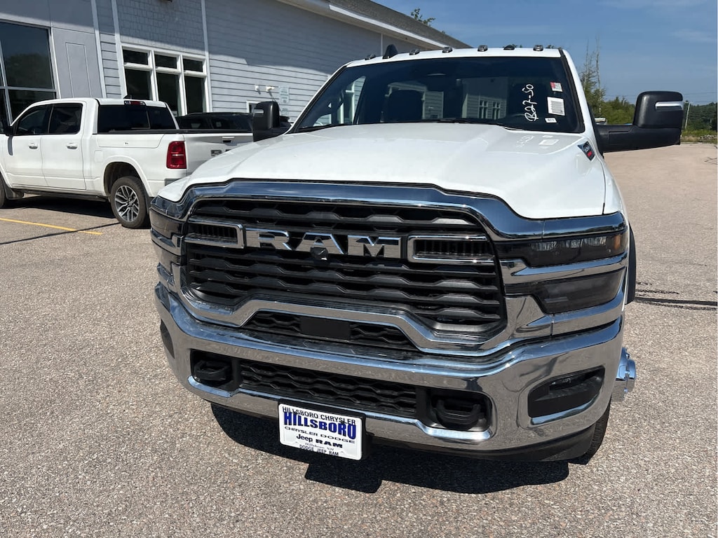 New 2025 Ram 3500 Chassis Cab 3500 TRADESMAN CHASSIS REGULAR CAB 4X4 60' CA Pickup