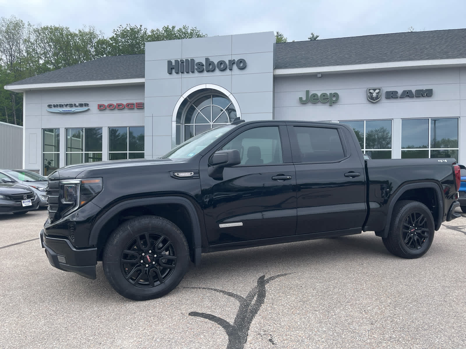 2025 GMC Sierra 4WD Crew Cab Std Box Elevation 3VL's photo