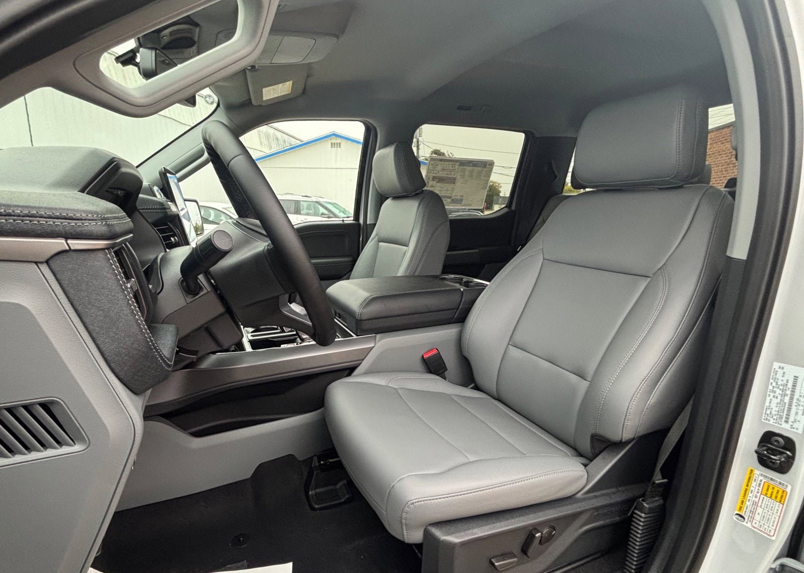 2025 Ford F-150 Lightning Flash - Photo 37