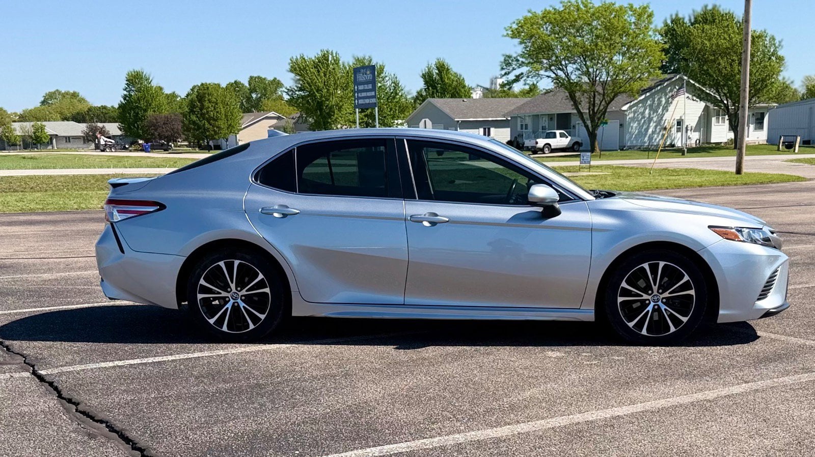 Used 2020 Toyota Camry SE with VIN 4T1G11AK7LU893097 for sale in Hillsboro, KS
