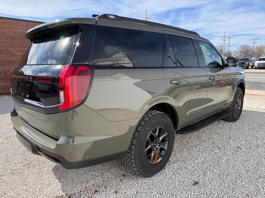 2025 Ford Expedition photo 3
