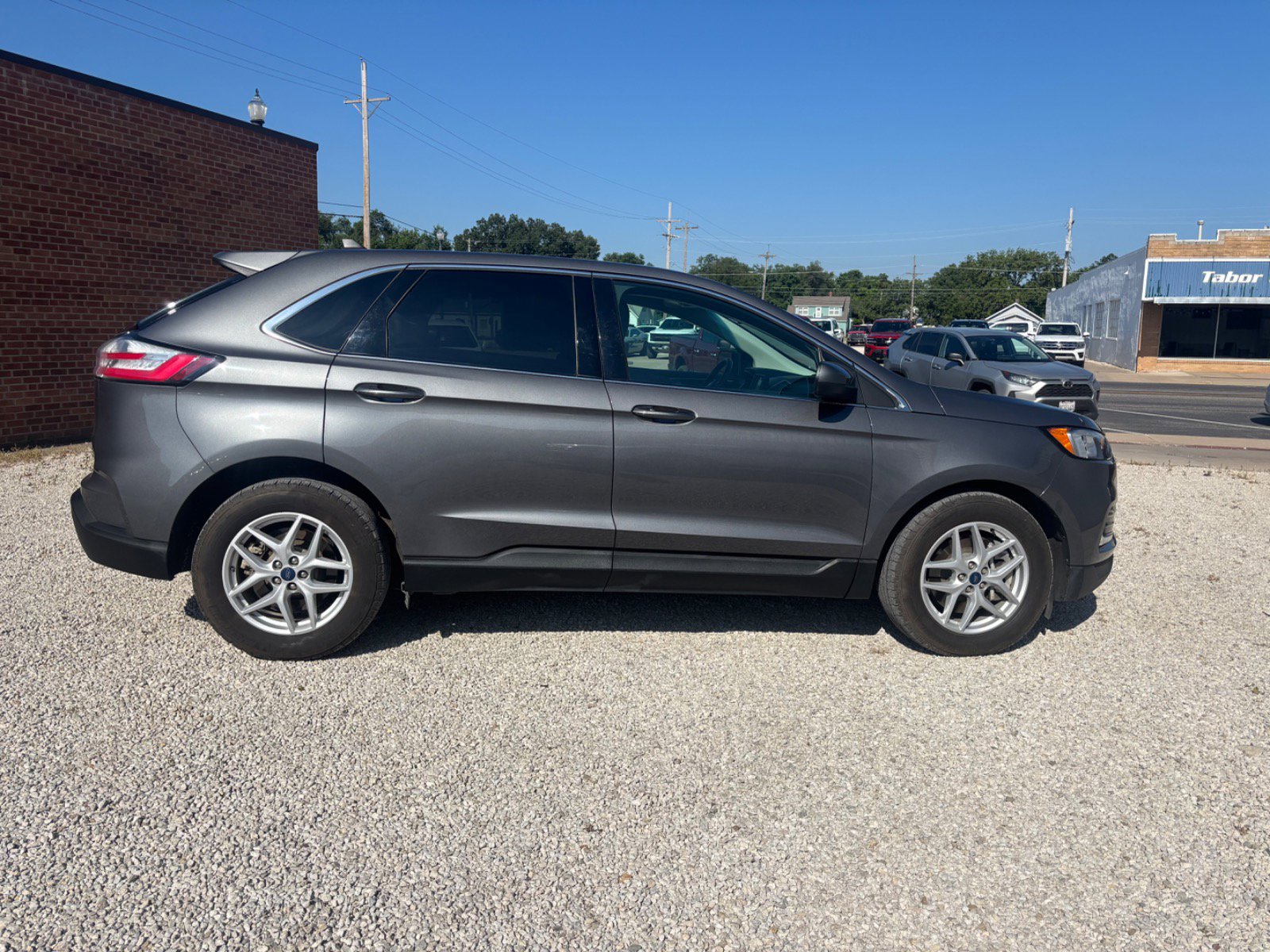 2021 Ford Edge SEL photo 2