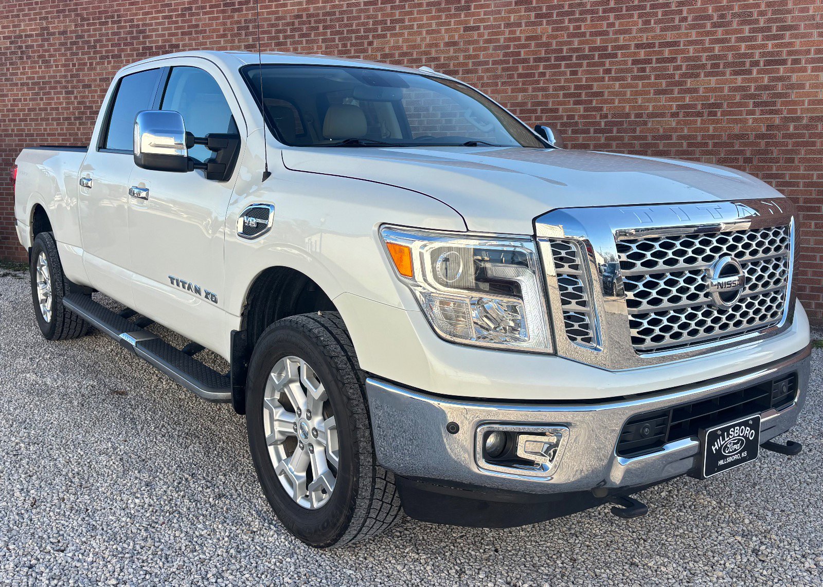 2017 Nissan Titan XD SL's photo