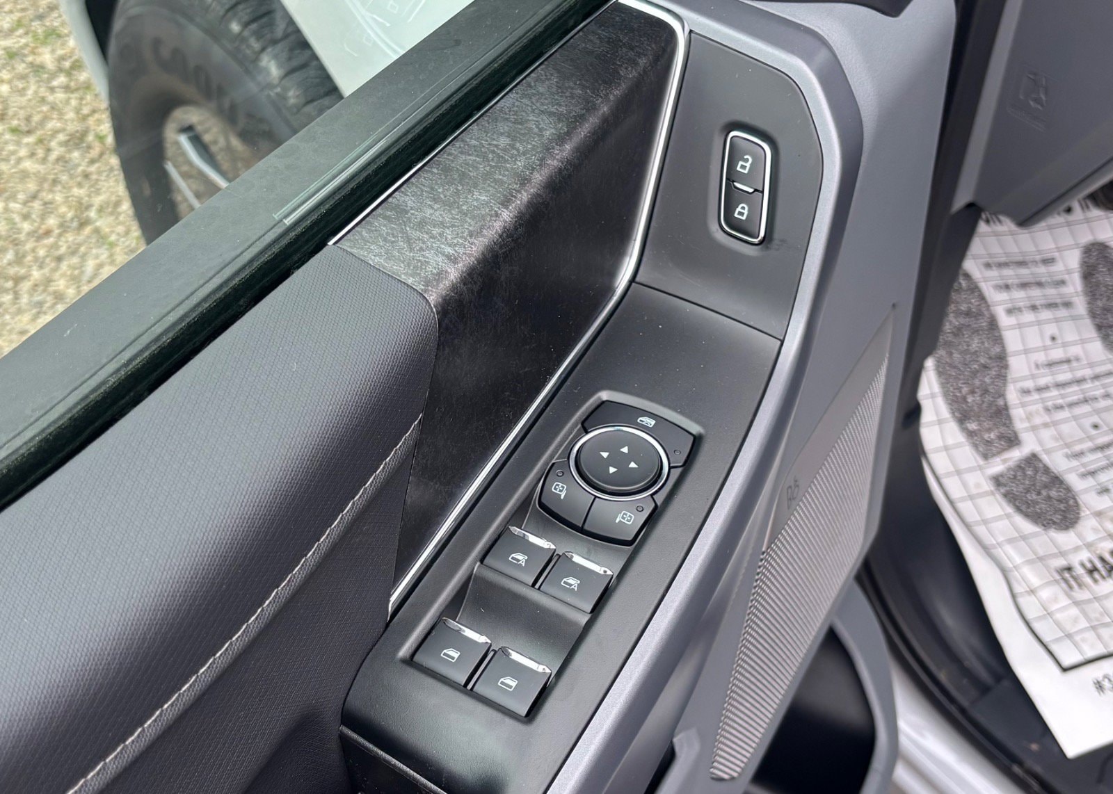 2025 Ford F-150 Lightning Flash - Photo 48