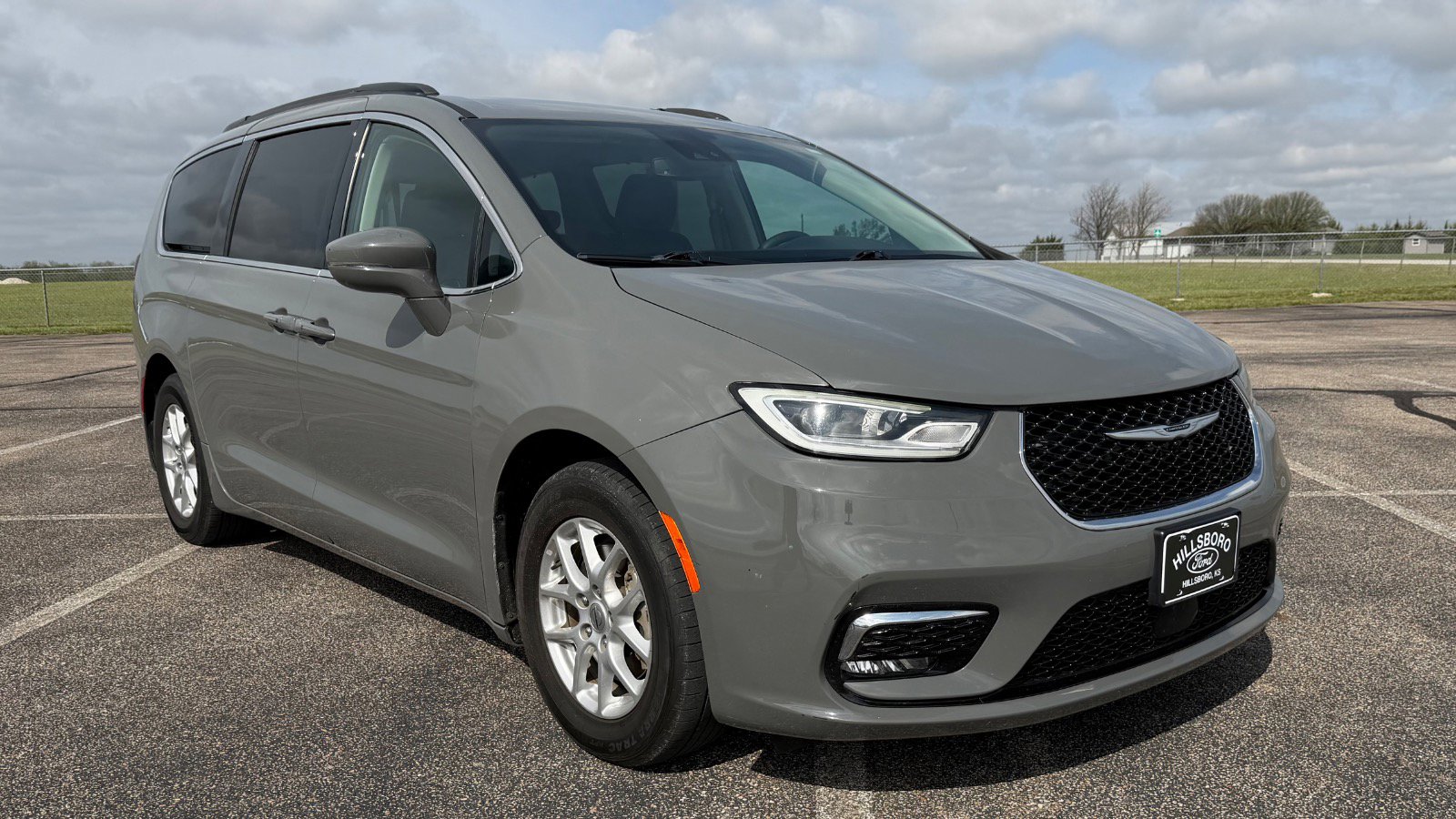 2022 Chrysler Pacifica Touring L's photo