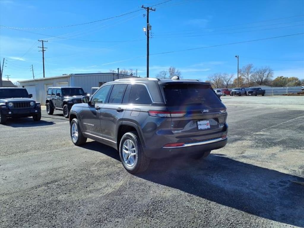 New 2025 Jeep Grand Cherokee LAREDO X 4X4 Sport Utility