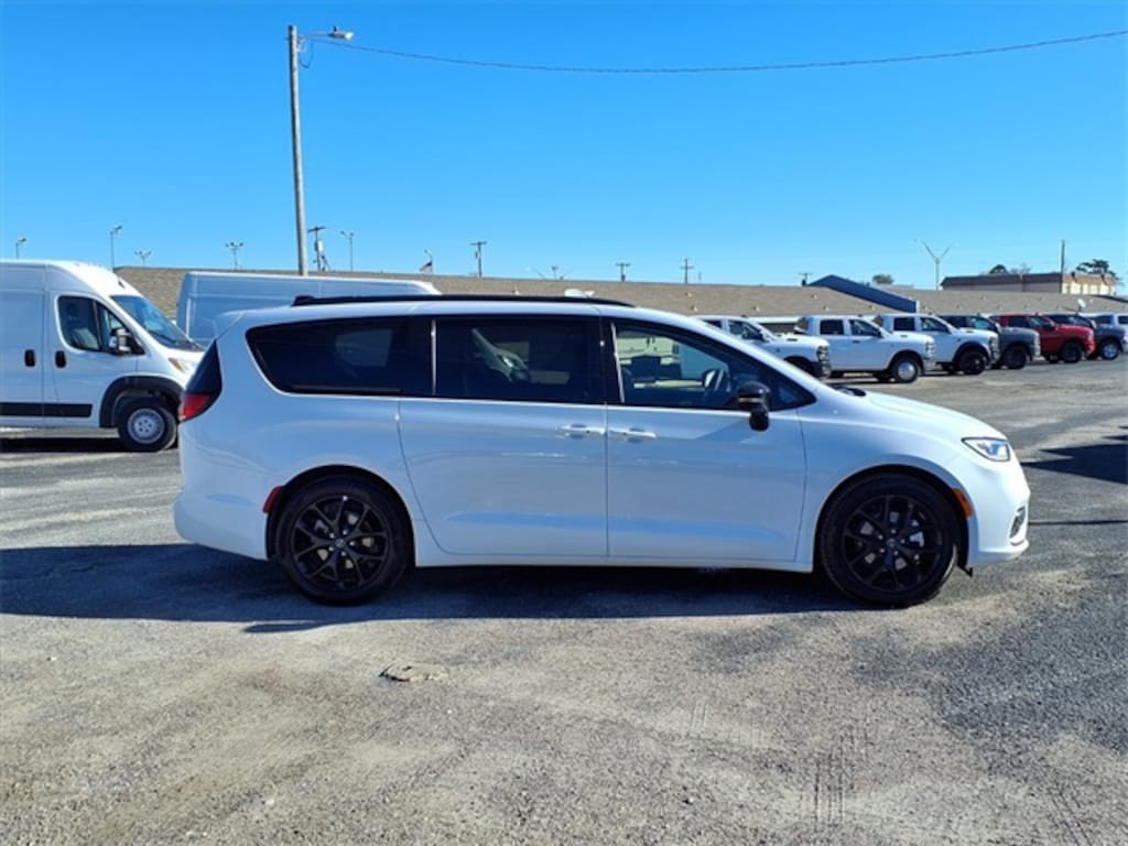 New 2026 Chrysler Pacifica LIMITED Passenger Van