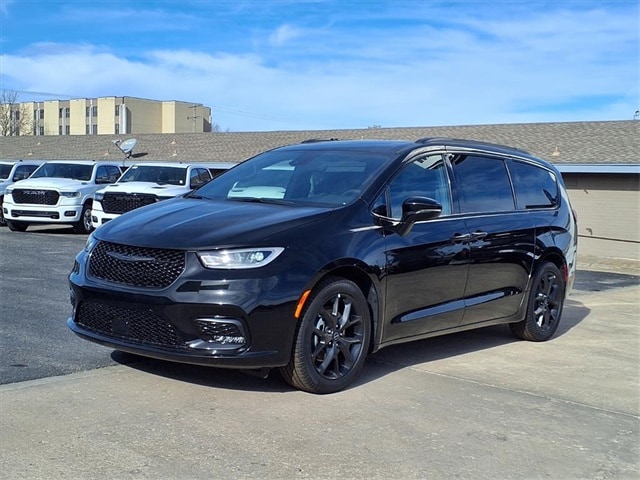 2026 Chrysler Pacifica Limited's photo