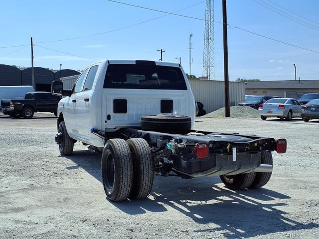 New 2026 Ram 3500 TRADESMAN CREW CAB CHASSIS 4X4 60' CA Pickup