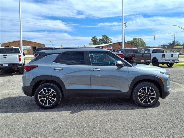 2025 Chevrolet Trailblazer LT photo 2