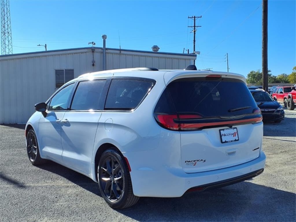 New 2026 Chrysler Pacifica LIMITED Passenger Van