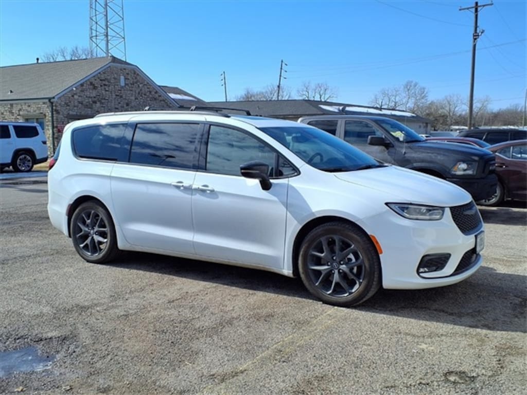 Used 2025 Chrysler Pacifica Limited Van Passenger Van