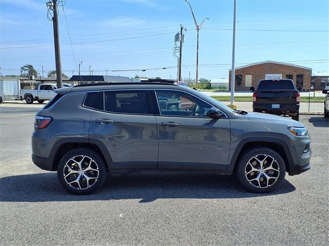 2024 Jeep Compass Latitude photo 2