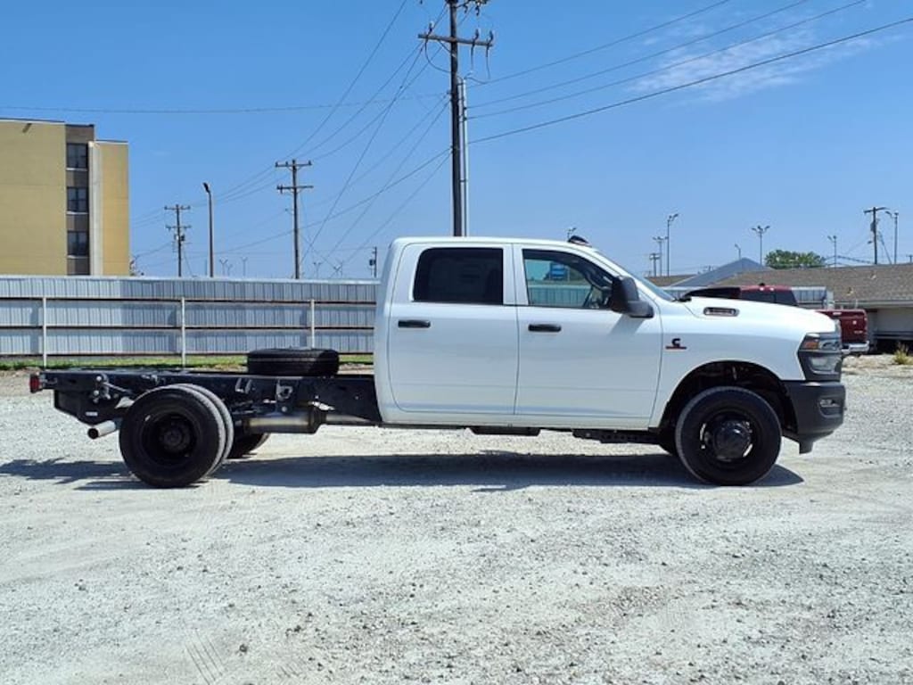 New 2026 Ram 3500 TRADESMAN CREW CAB CHASSIS 4X4 60' CA Pickup