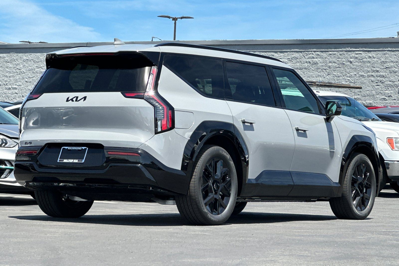 View vehicle photo 4