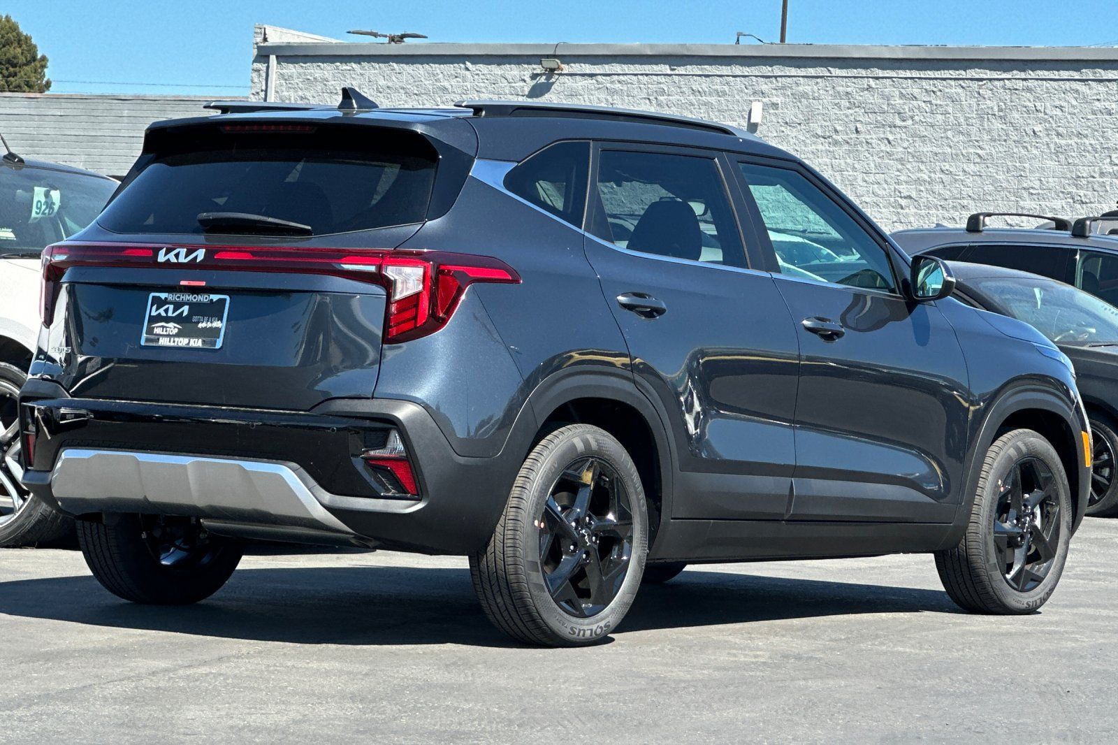 View vehicle photo 4