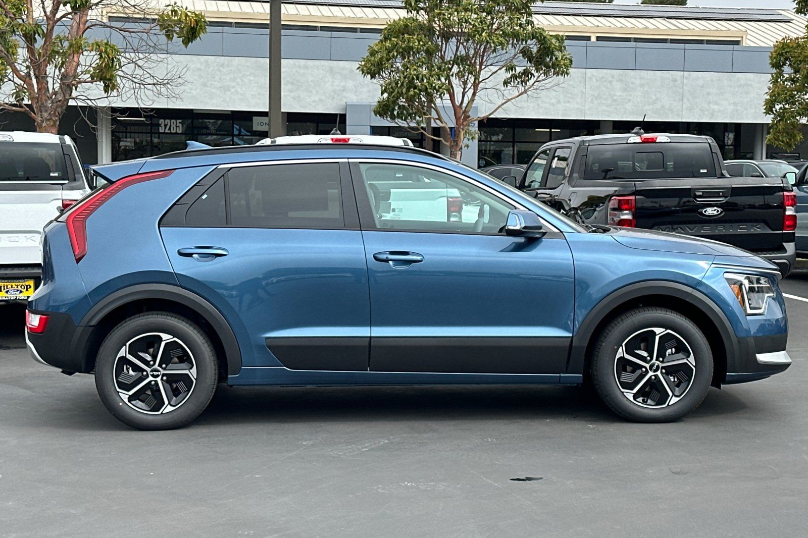 View vehicle photo 3