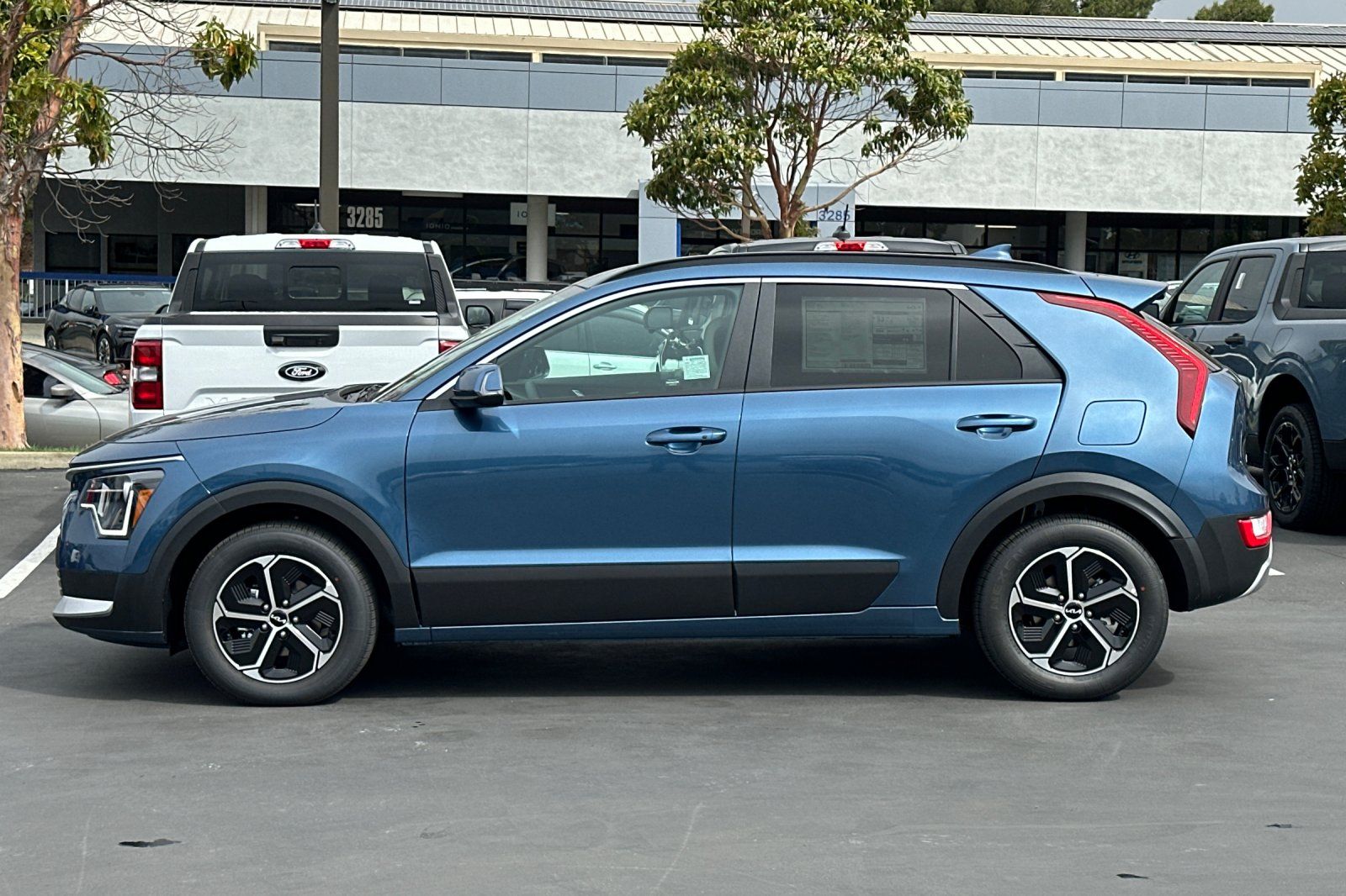 View vehicle photo 7