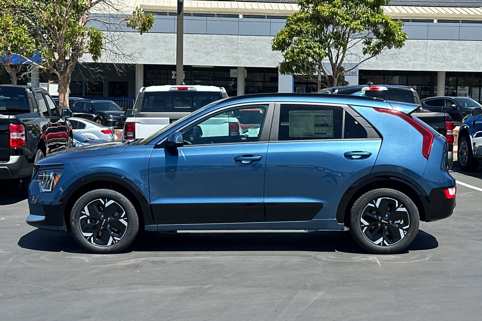 View vehicle photo 7