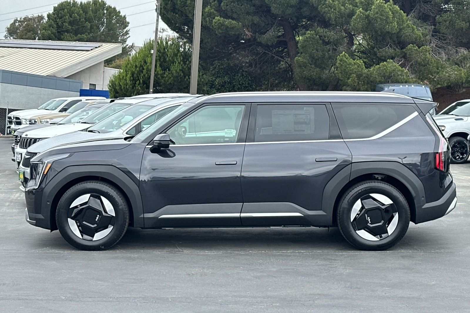 View vehicle photo 7