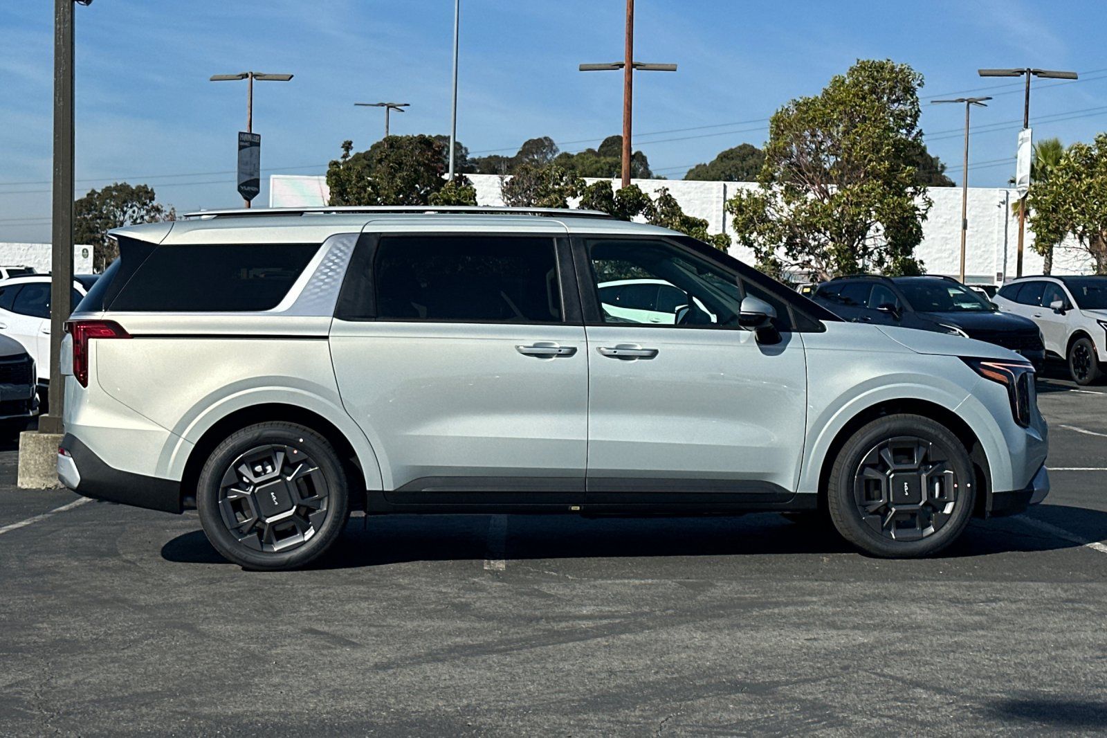 2026 Kia Carnival EX photo 3