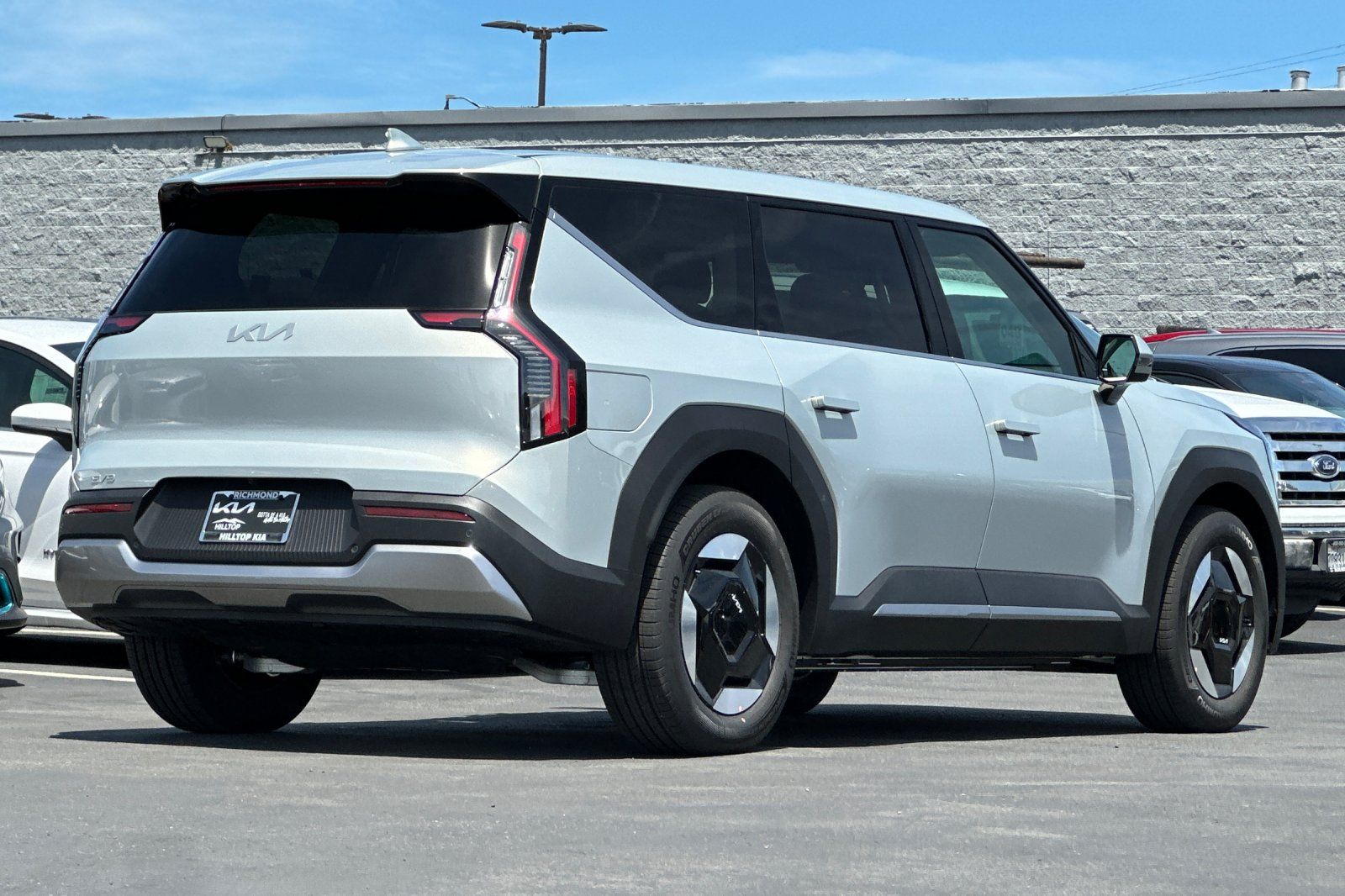View vehicle photo 4
