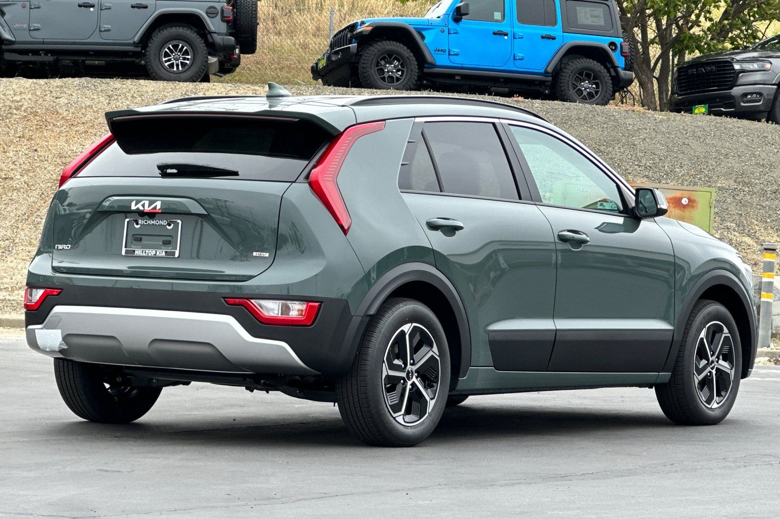 View vehicle photo 4