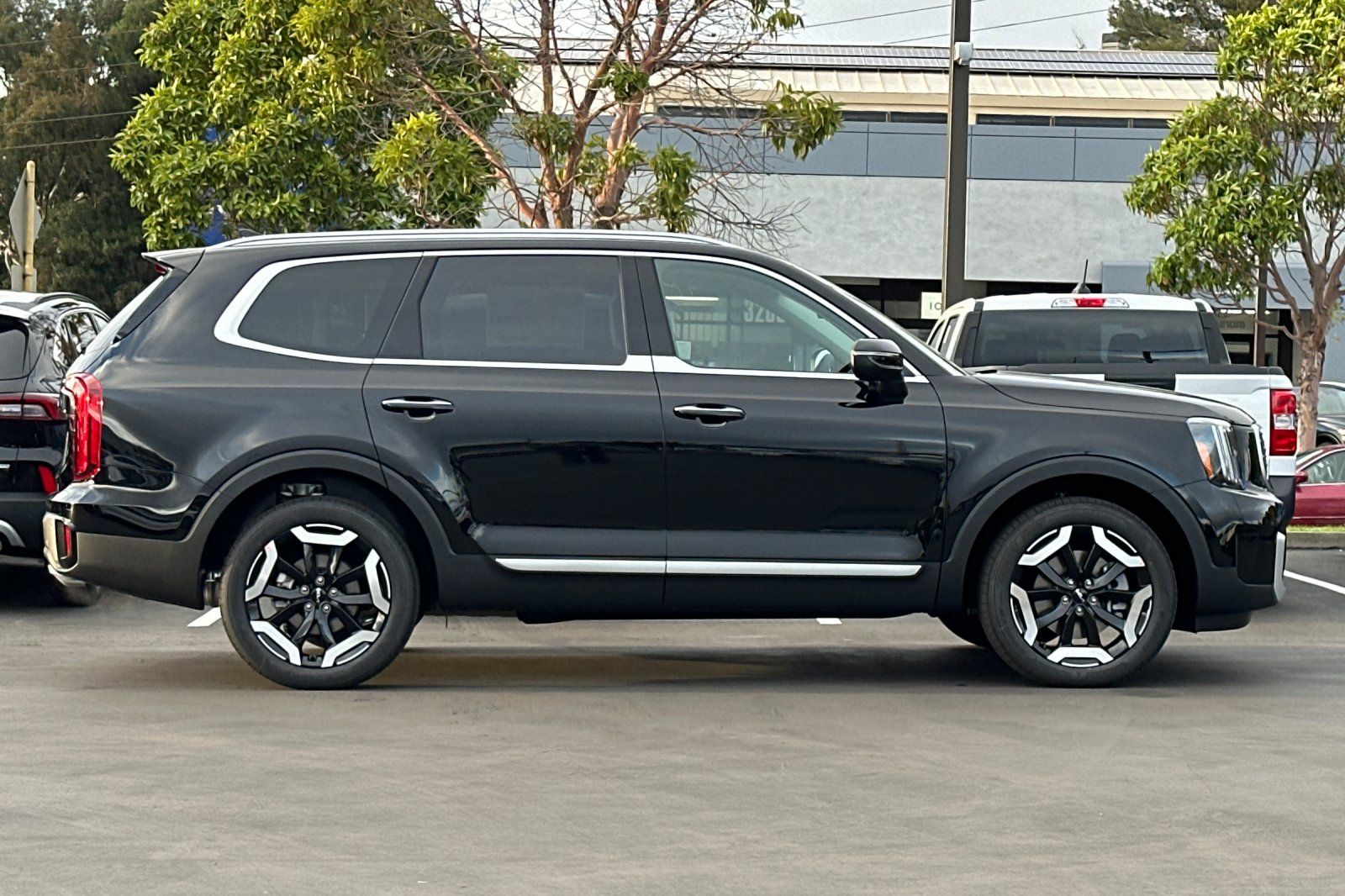 2025 Kia Telluride S photo 3