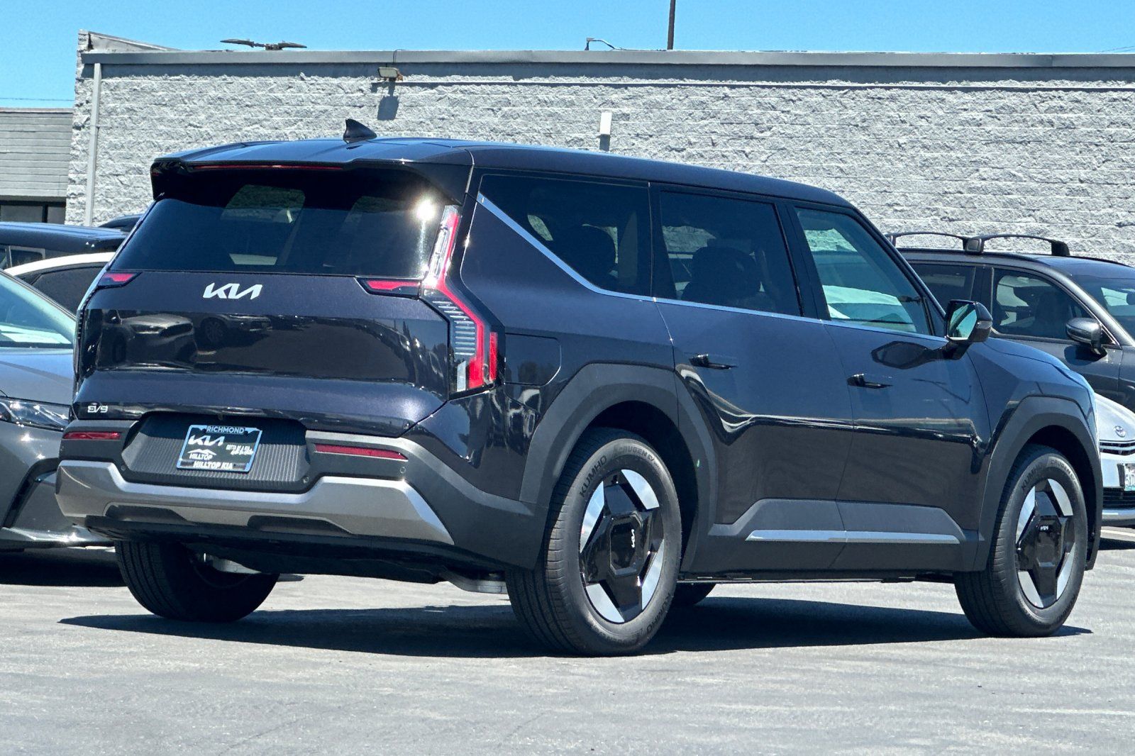 View vehicle photo 4
