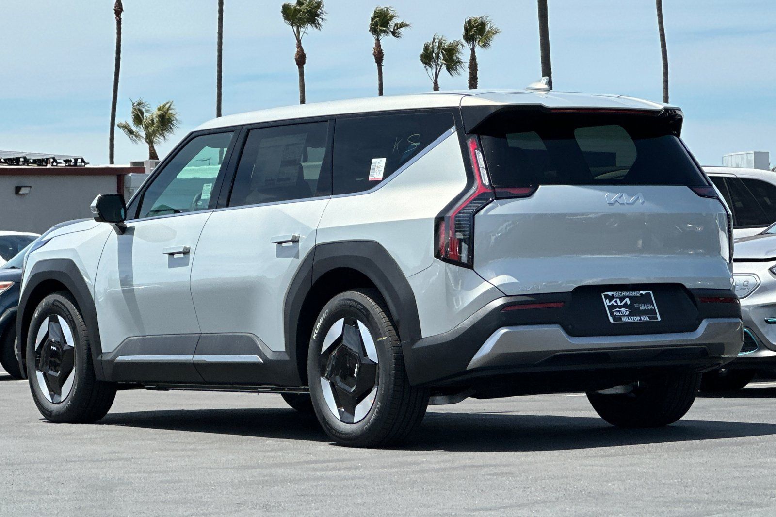 View vehicle photo 6