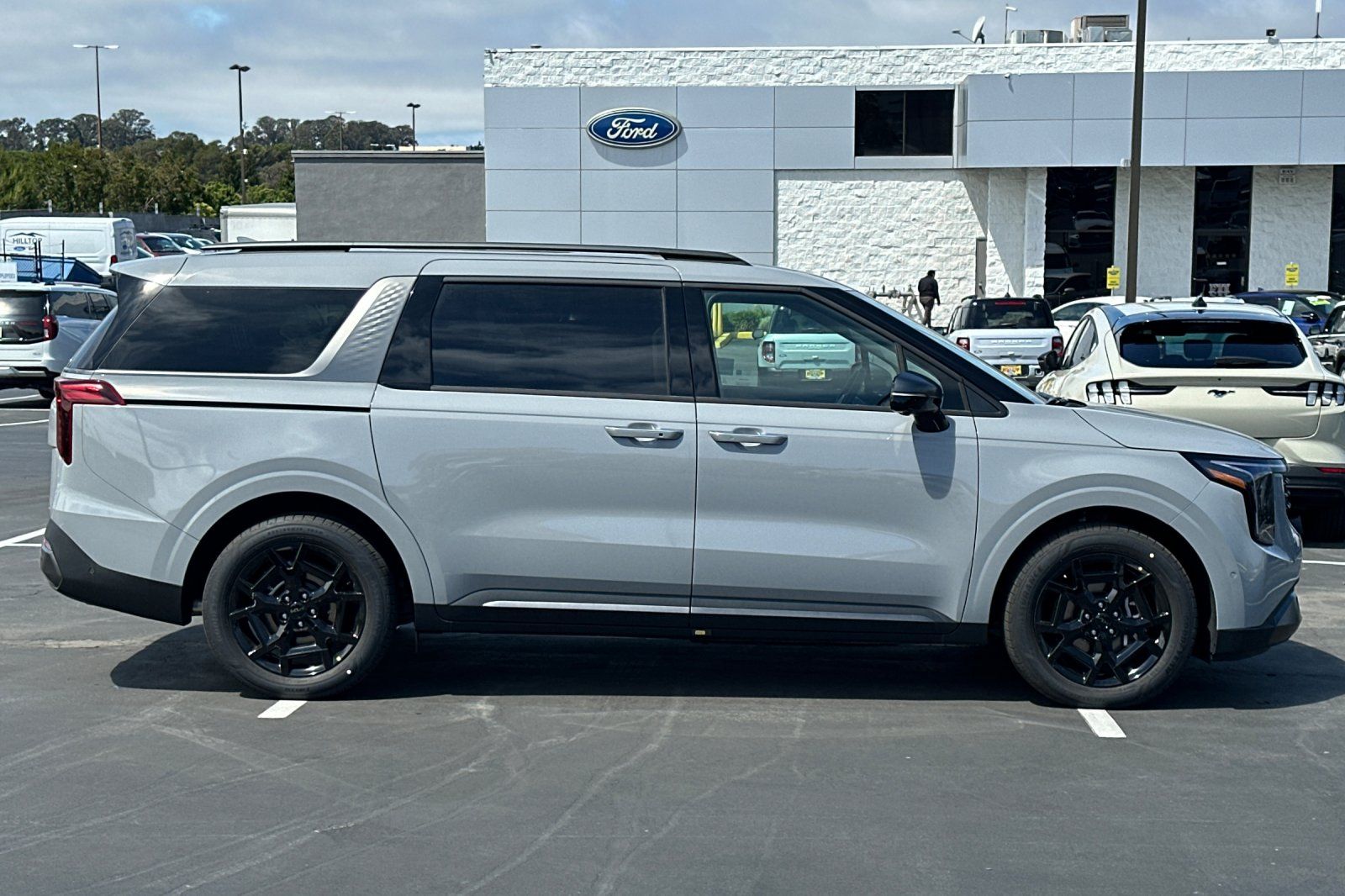 View vehicle photo 3