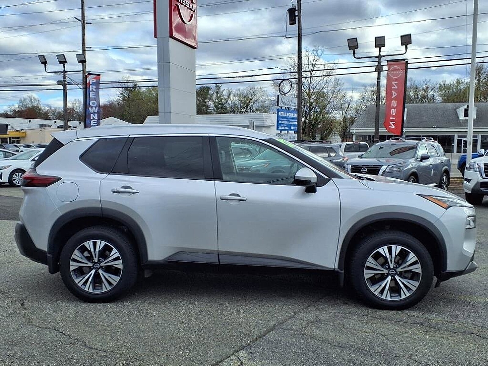2022 Nissan Rogue SV photo 4