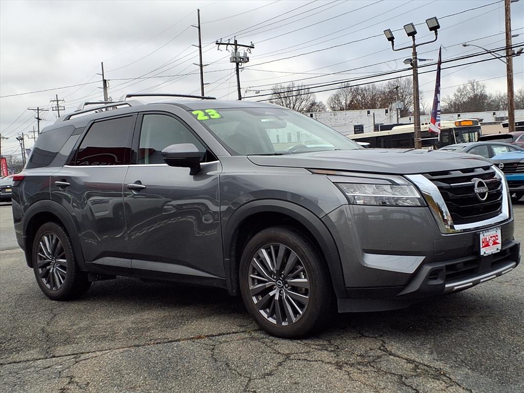 2023 Nissan Pathfinder SL photo 3