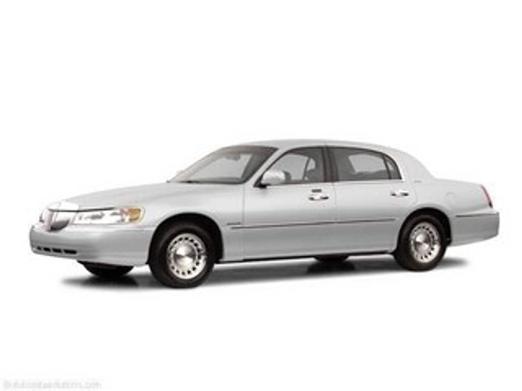 2002 Lincoln Town Car Executive's photo