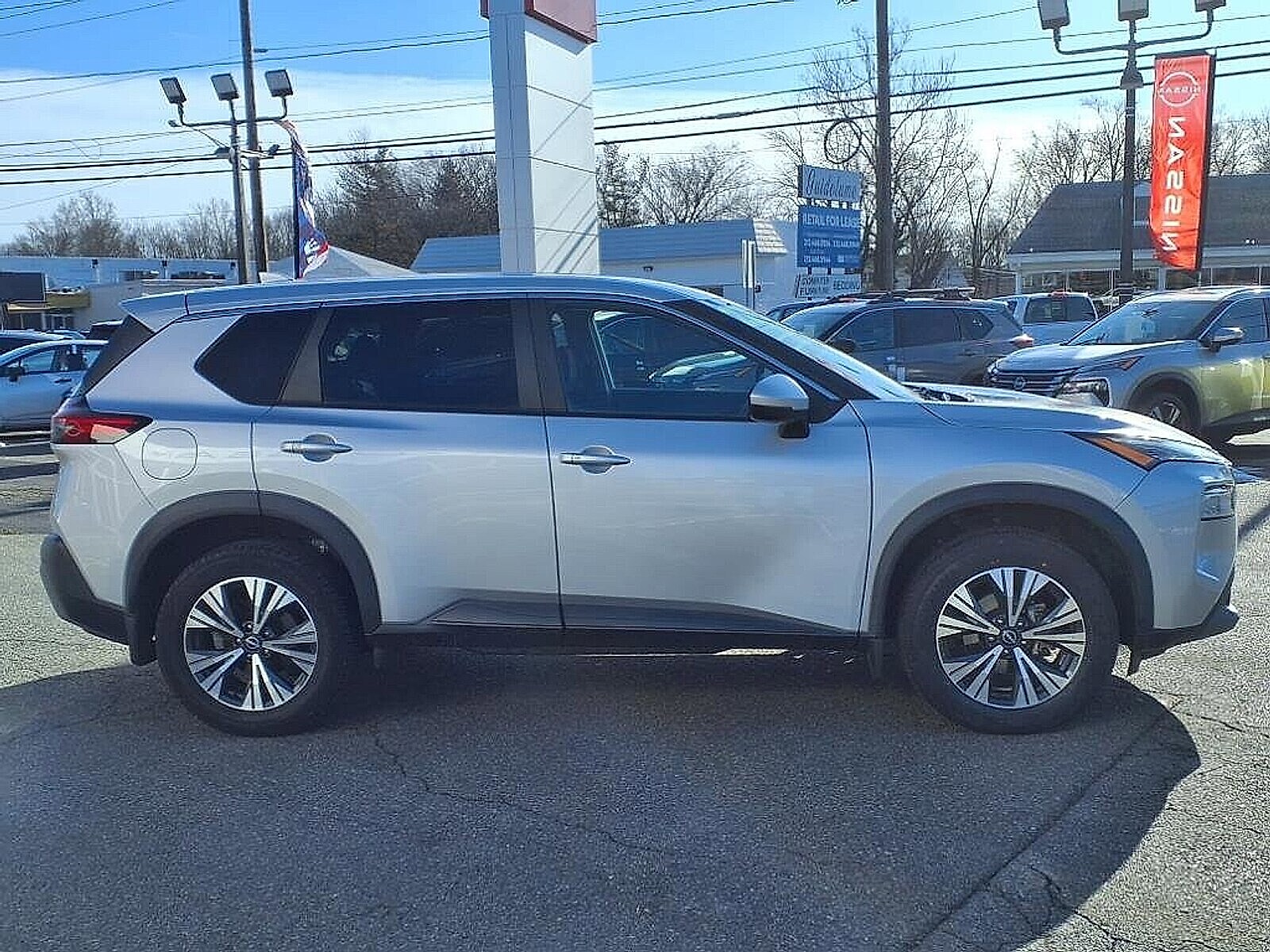 2022 Nissan Rogue SV photo 3