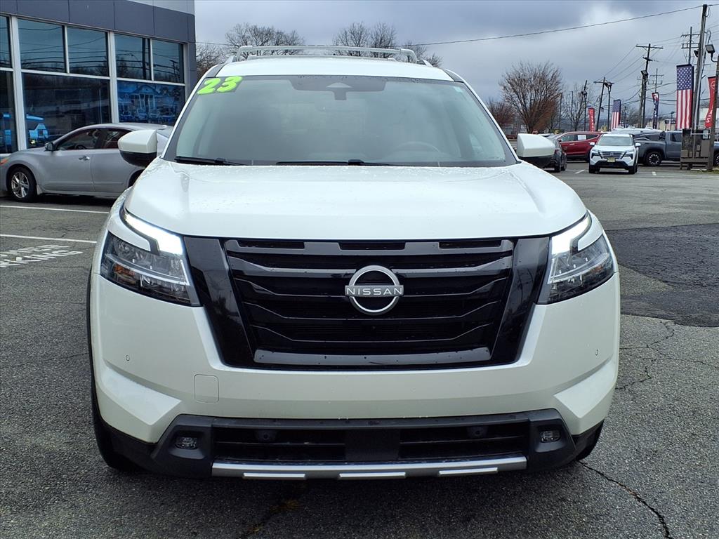 2023 Nissan Pathfinder SL photo 2